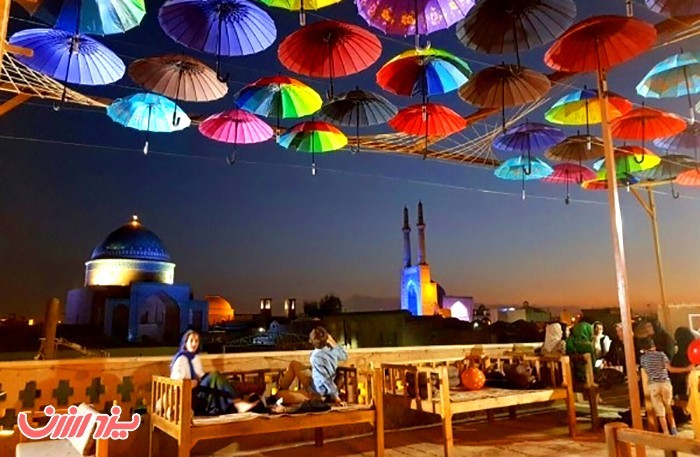 رزرو تولد با سرویس دهی در محیطی سنتی با 40% تخفیف در کافه رستوران چتر (هتل فاضلی)